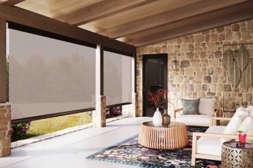 Cable-guided screen; Bronze frame; Serge Ferrari Veozip; Tundra